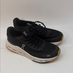 On Cloud 6 Running  Women’s Black and White Athletic Shoes Size 7.5